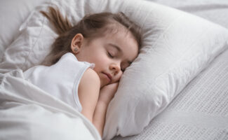 La siesta ayuda a los niños a afrontar el incremento de actividad y los horarios más extensos en verano