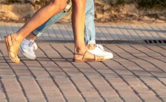 Consejos para cuidar nuestros pies con los zapatos de verano