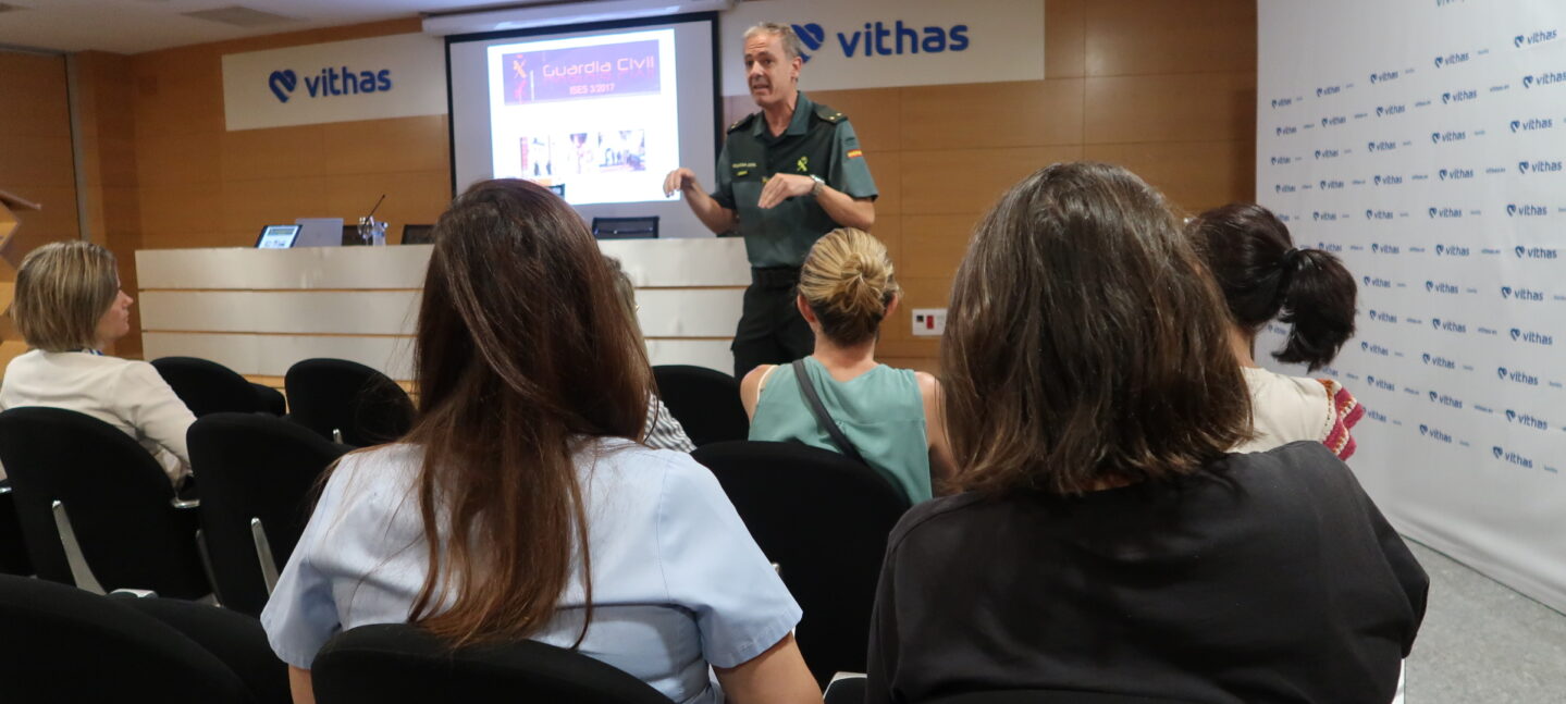 La Guardia Civil forma a los profesionales de Vithas Sevilla para prevenir y gestionar las posibles agresiones
