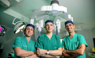El grupo urológico Suturo del Hospital Vithas Sevilla realiza la cirugía robótica número 1000 con el robot Da Vinci