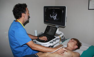 A partir de los 6 años de edad, se recomienda el reconocimiento cardiovascular en niños que practiquen deporte más de tres días a la semana A partir de los 6 años de edad, se recomienda el reconocimiento cardiovascular en niños que practiquen deporte más de tres días a la semana