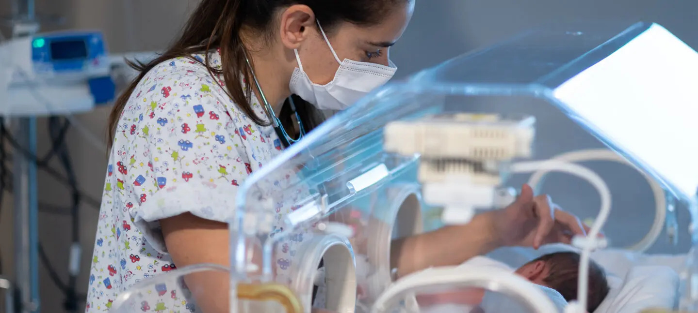 La vocación por las 27 semanas: Vithas Sevilla resalta la importancia de la enfermería especializada en bebés prematuros