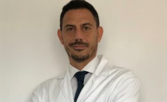 El doctor Claudio Vázquez Colomo del Hospital Vithas Almería, uno de los 50 mejores médicos de España, según los ‘Top Doctors Awards’