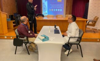 La Policía Nacional da un taller a los profesionales de Vithas Almería sobre técnicas y herramientas de prevención de agresiones