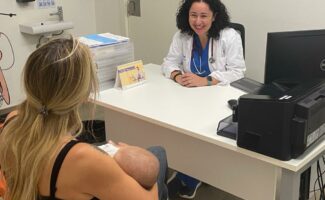 La leche materna refuerza el sistema inmunológico y modifica su composición según la edad del bebé