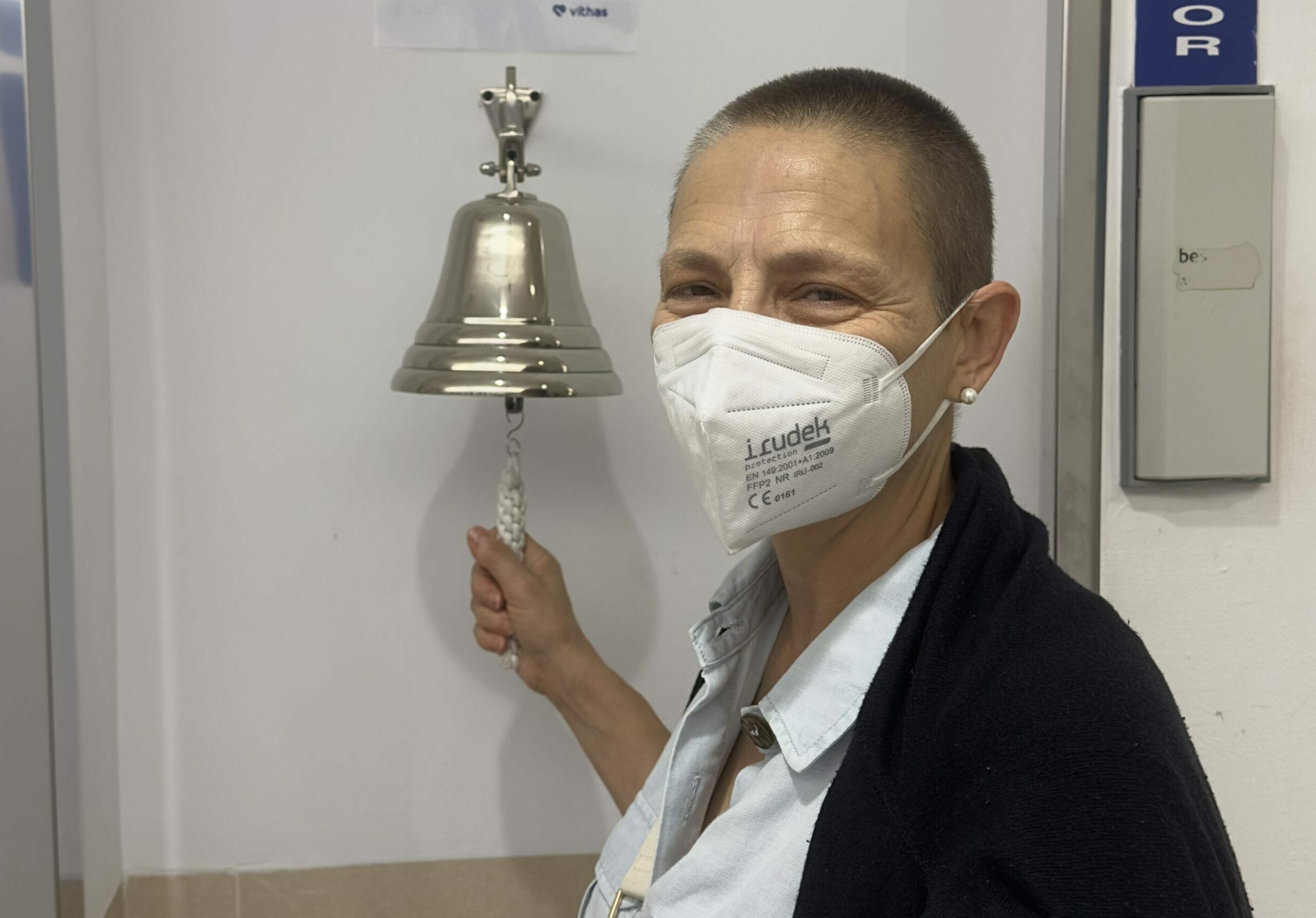 La campana que celebra el fin del tratamiento oncológico ya suena en el Hospital Vithas Las Palmas