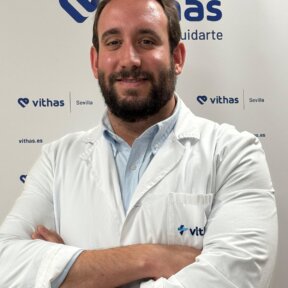 Dr. Carlos González Cáliz es especialista en Urología del Hospital Vithas Sevilla.
