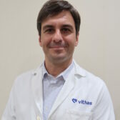 El Dr. Javier Mena Raposo es especialista en Cirugía General y del Aparato Digestivo de Vithas Sevilla