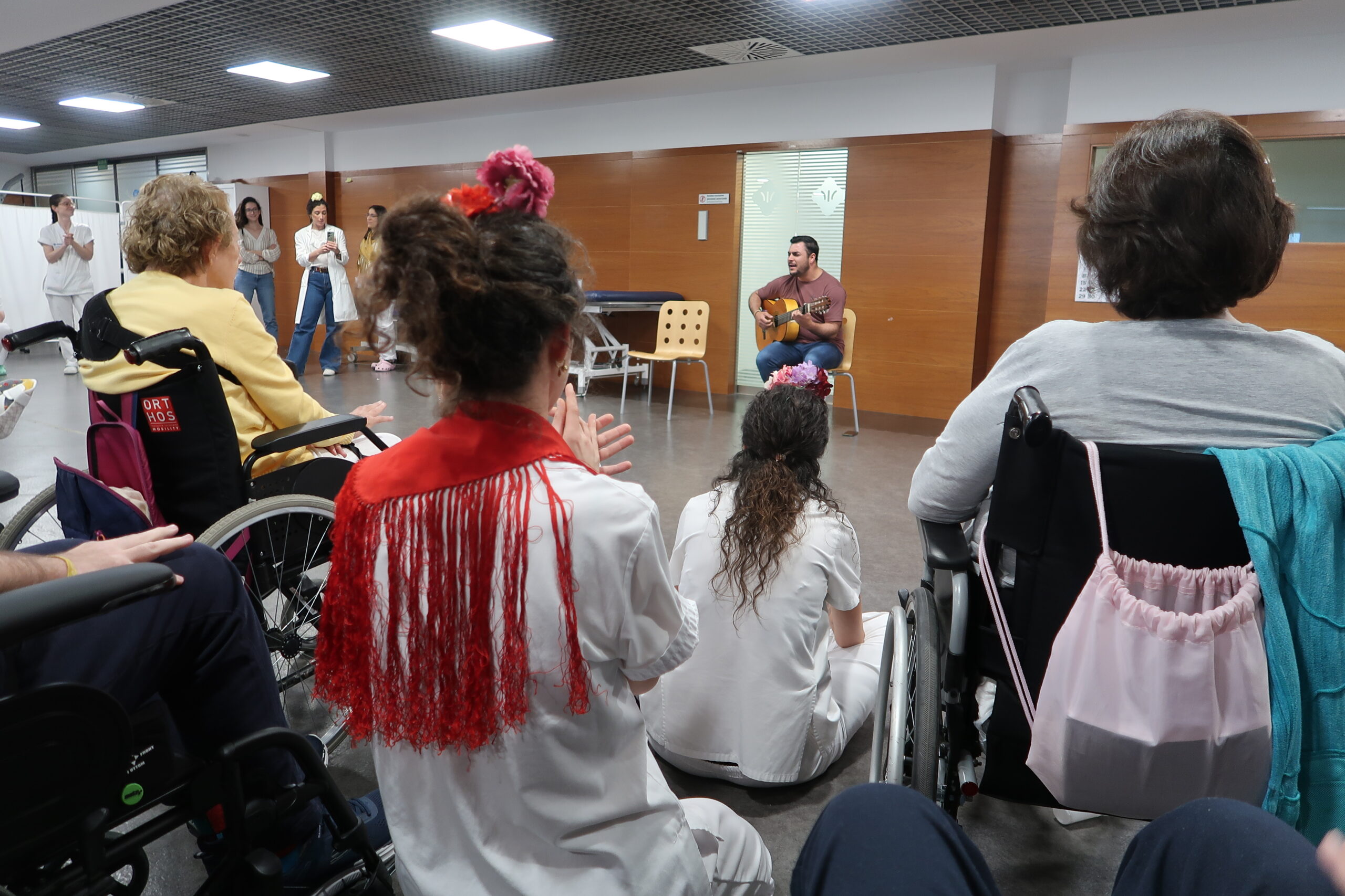 Vithas Sevilla celebra con sus pacientes neurológicos una Feria de Abril adaptada e inclusiva en su 