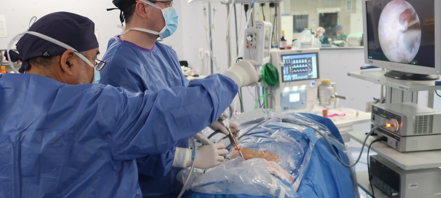 Vithas Sevilla retransmite una cirugía en vivo para formar a los especialistas en endoscopia biportal de columna