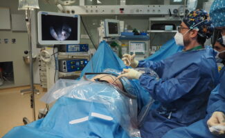 Vithas Vigo lleva la cirugía endoscópica a las hernias lumbares