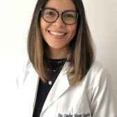 La Dra. Catalina Silvestre Agudelo es especialista en Medicina Física y Rehabilitación en el Hospital Vithas Sevilla