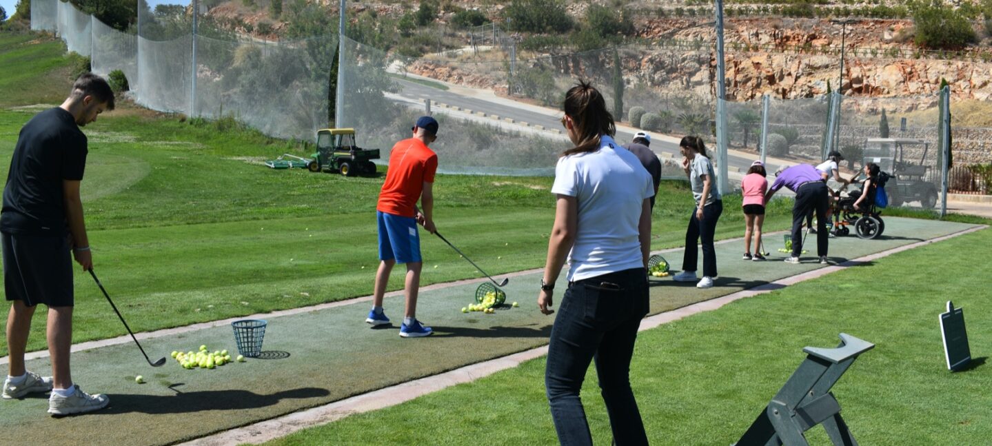 20 niños y adolescentes en neurorrehabilitación juegan al golf como actividad terapéutica de Vithas Aguas Vivas