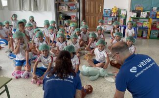 Alumnos de infantil en el Aula Salud de RCP del Hospital Vithas Las Palmas