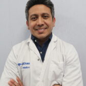 El Dr. Óscar Lagos Degrande es especialista en Cardiología del Hospital Vithas Sevilla.
