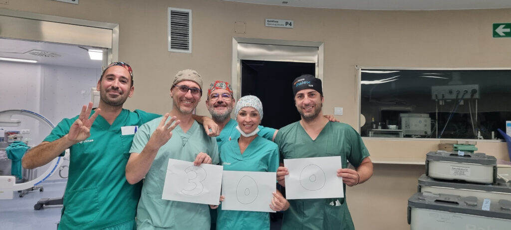 El equipo del Dr. Rafael Periañez Moreno, especialista en cirugía ortopédica y traumatología del Hospital Vithas Sevilla, ha realizado la intervención número 300 a través de la técnica de cirugía endoscópica uniportal de columna en menos de tres años.