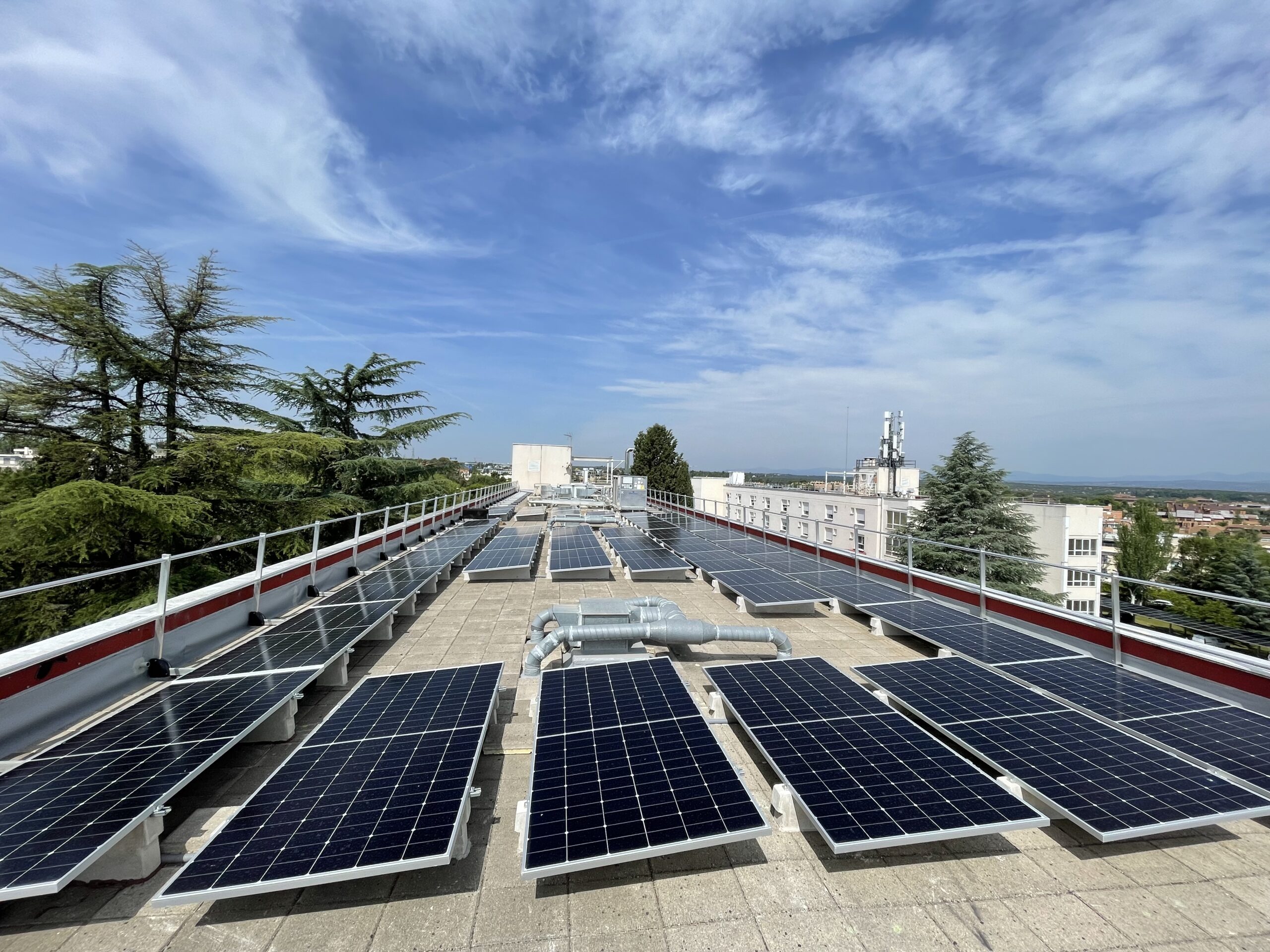 El Hospital Universitario Vithas Madrid Aravaca pone en marcha una nueva instalación fotovoltaica