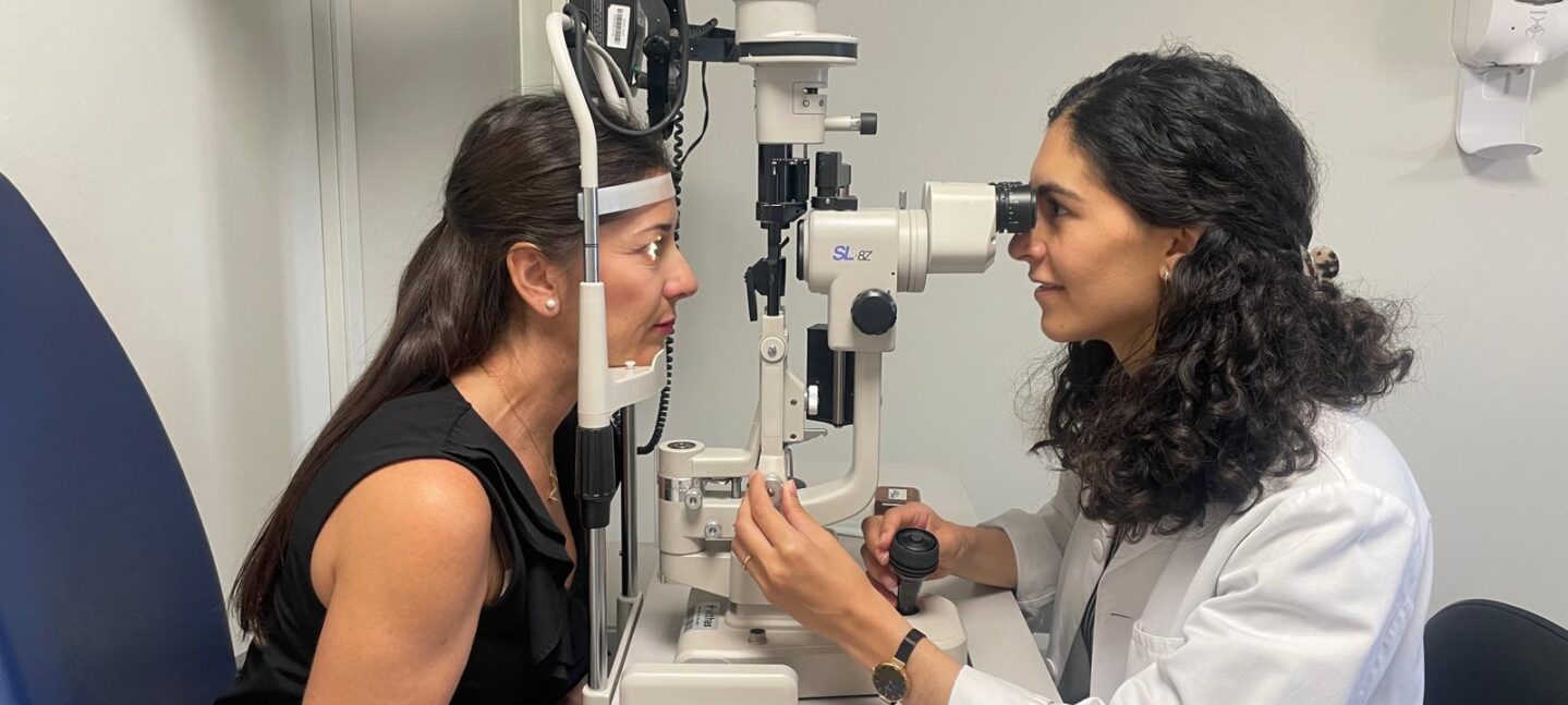 Aumentan las infecciones oculares por el mal uso de las lentillas en verano