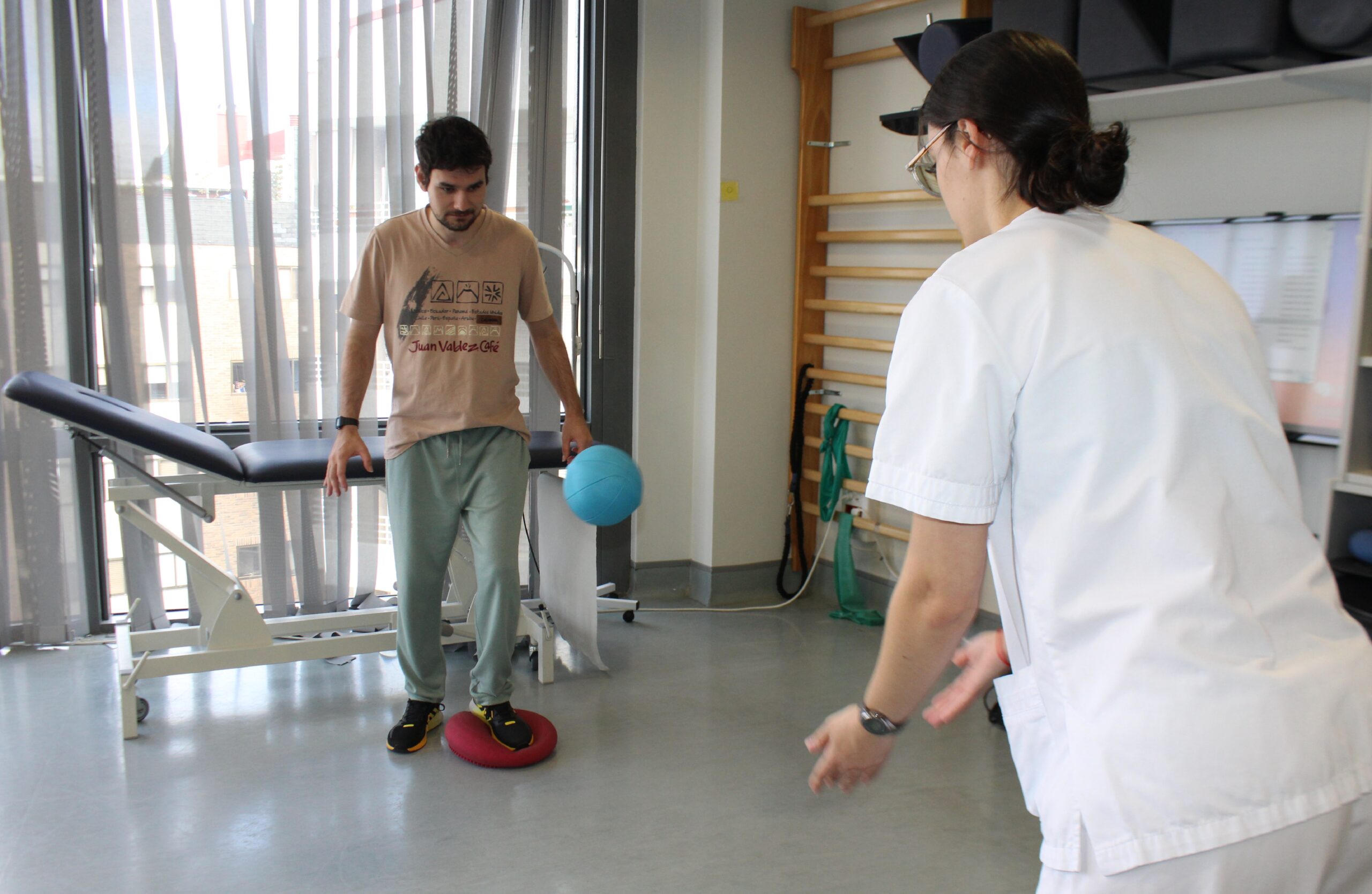 El mal uso del cinturón de seguridad “puede  desencadenar graves lesiones cerebrales o medulares en un accidente de tráfico”, advierten desde el Hospital Vithas Vigo