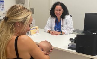 La lactancia materna inmuniza al bebé y disminuye el riesgo de cáncer de mama en la madre