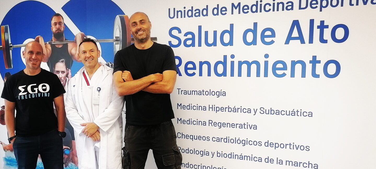 El apneista profesional y doble subcampeón del mundo, Miguel Lozano, visita las instalaciones del Hospital Vithas Xanit Internacional