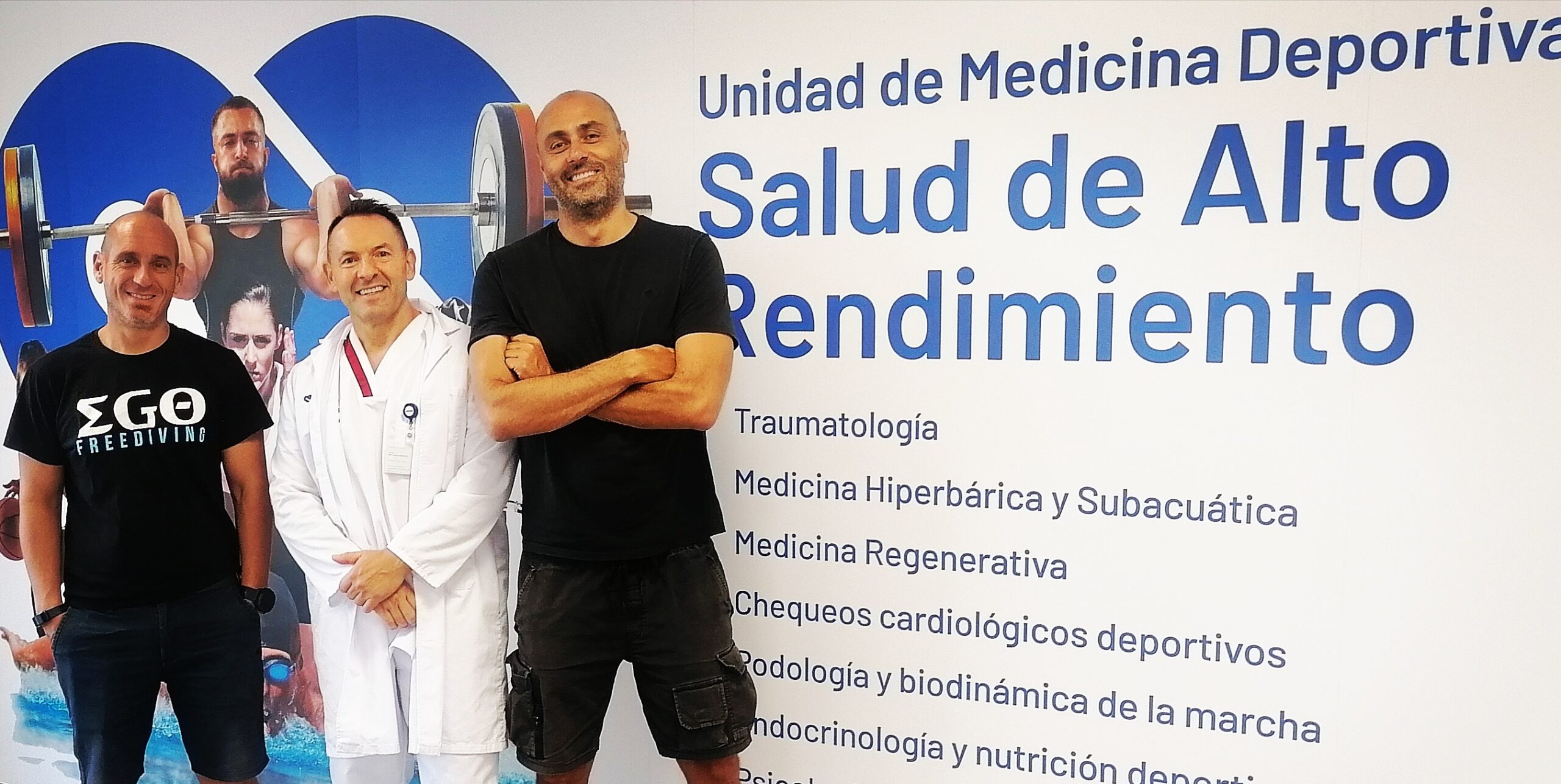 El apneista profesional y doble subcampeón del mundo, Miguel Lozano, visita las instalaciones del Hospital Vithas Xanit Internacional