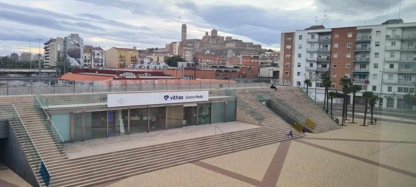 El Hospital Vithas Lleida organiza un corte de pelo solidario en favor de la AECC Lleida