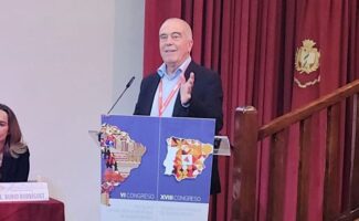 El Dr. Larrea, pionero de la radiocirugía extracraneal en España, comparte su experiencia en el congreso de radiólogos españoles y latinoamericanos