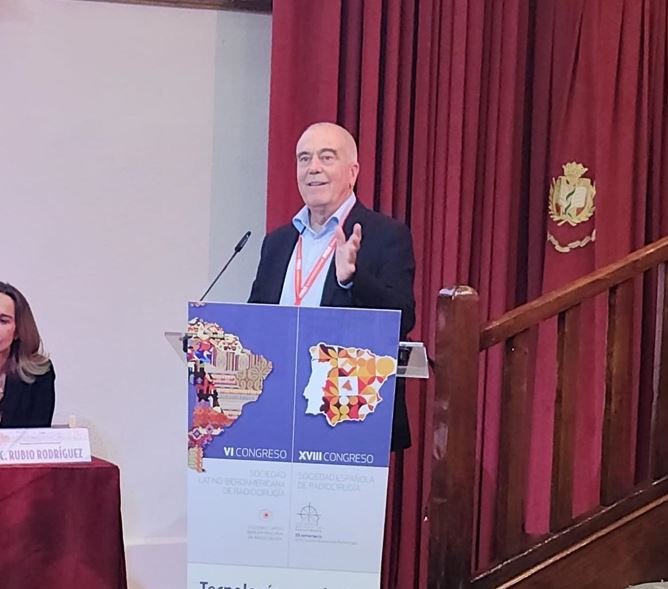 El Dr. Larrea, pionero de la radiocirugía extracraneal en España, comparte su experiencia en el congreso de radiólogos españoles y latinoamericanos