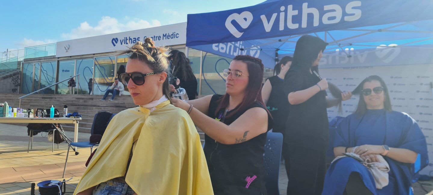 Corte de pelo solidario organizado por Vithas Lleida y la Asociación contra el Cáncer