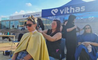 Corte de pelo solidario organizado por Vithas Lleida y la Asociación contra el Cáncer