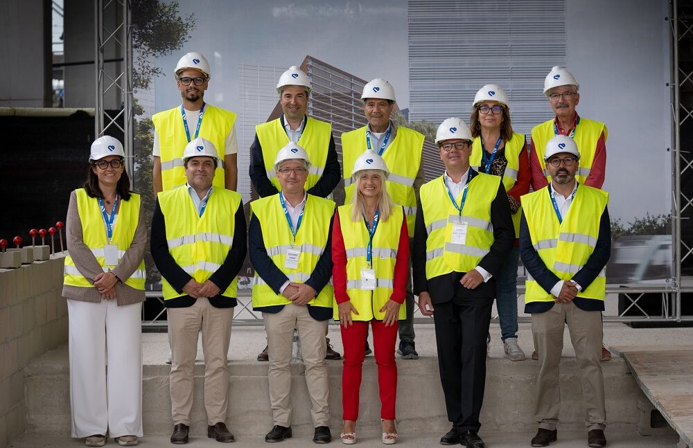 Autoridades y empresas de Barcelona y Catalunya visitan las obras del futuro Hospital Vithas en Esplugues de Llobregat