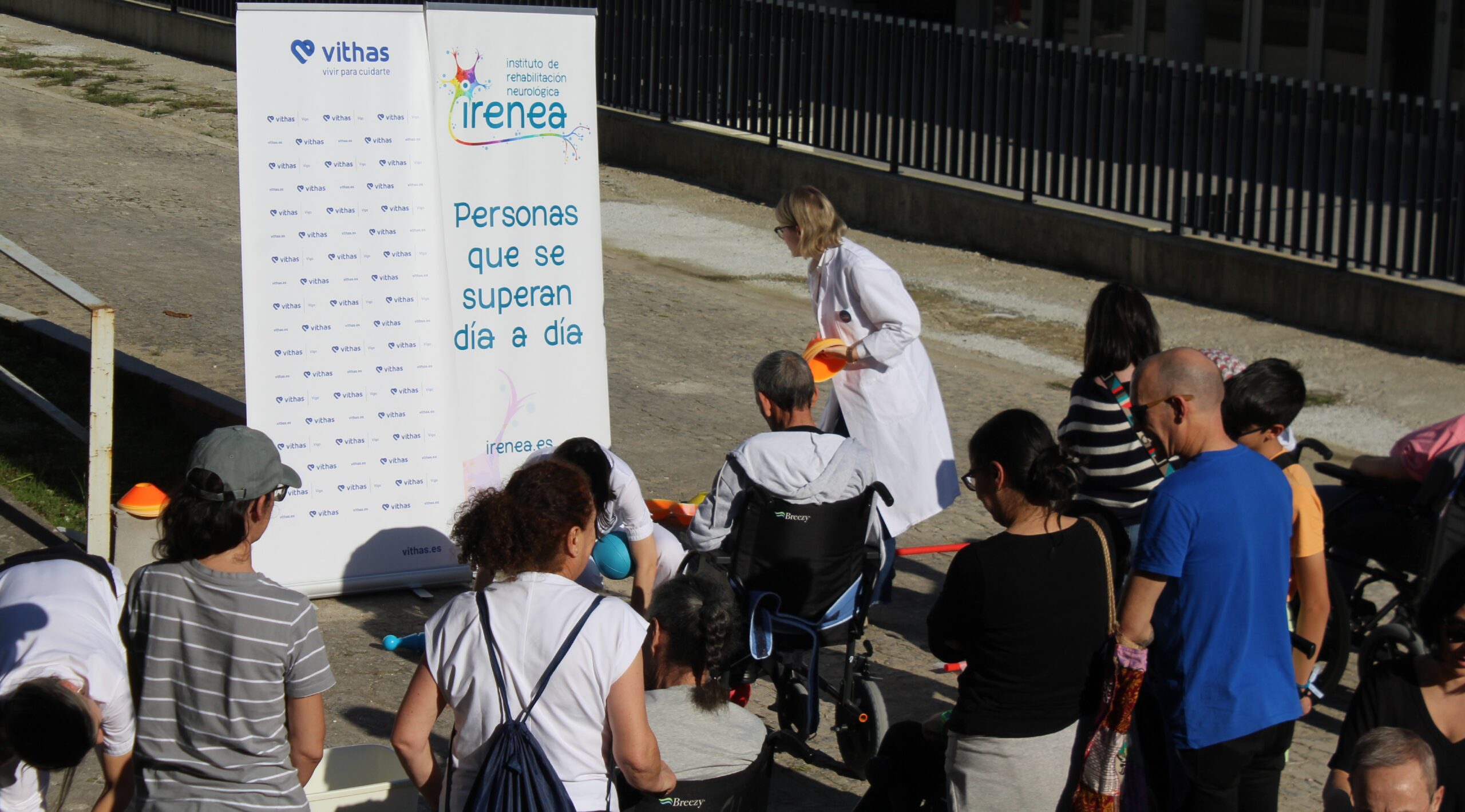 Pacientes y familiares de neurorrehabilitación de Vithas Vigo conmemoran el Día del Daño Cerebral con una yincana adaptada