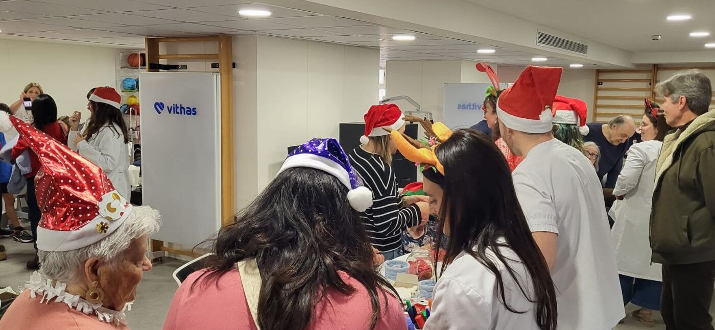 Con villancicos, dulces adaptados y adornos navideños, Vithas Valencia Consuelo convierte la Navidad en una herramienta motivacional de neurorrehabilitación