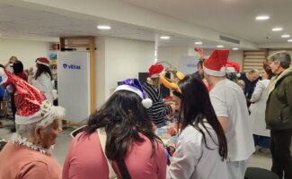 Con villancicos, dulces adaptados y adornos navideños, Vithas Valencia Consuelo convierte la Navidad en una herramienta motivacional de neurorrehabilitación