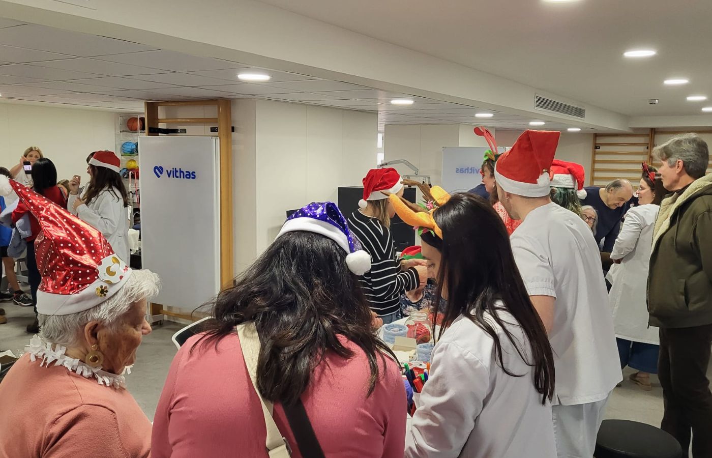 Con villancicos, dulces adaptados y adornos navideños, Vithas Valencia Consuelo convierte la Navidad en una herramienta motivacional de neurorrehabilitación