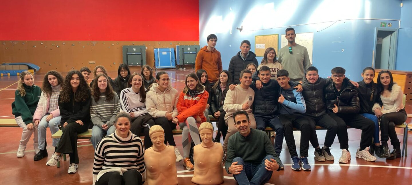 El Hospital Vithas Almería imparte un taller de RCP a 200 alumnos del IES Aurantia mediante su programa ‘Aula Salud Colegios’