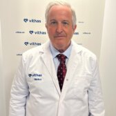 El Dr. Miguel Ángel Merino Méndez es especialista en el Tratamiento del Dolor en el Centro Médico Vithas Nervión. Licenciado en Medicina y Cirugía por la Universidad de Sevilla, es especialista en Anestesiología, Reanimación y Terapia del Dolor. Con una amplia trayectoria, ha ostentado los cargos de presidente de la Asociación Profesional de Anestesiólogos Reanimadores de Sevilla, así como el de director de la Unidad para el Tratamiento del Dolor en varios hospitales privados. 