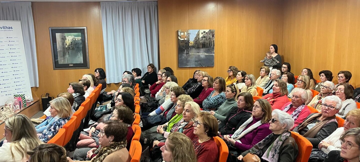 Más de 70 personas asistieron a la charla sobre menopausia organizada por el Hospital Vithas Aguas Vivas en colaboración con las Amas de Casa de Guadassuar