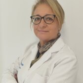 La Dra. Carmen González Pérez es especialista en Medicina General en el Centro Médico Vithas Nervión. Licenciada en Medicina y Cirugía por la Universidad de Sevilla, suma a su formación el Máster en Urgencias, Emergencias y Medicina de Catástrofe así como el Máster en Cuidados Paliativos. 