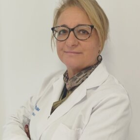 La Dra. Carmen González Pérez es especialista en Medicina General en el Centro Médico Vithas Nervión. Licenciada en Medicina y Cirugía por la Universidad de Sevilla, suma a su formación el Máster en Urgencias, Emergencias y Medicina de Catástrofe así como el Máster en Cuidados Paliativos. 