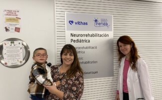 Vithas presenta a SuperBollete en su nuevo capítulo de ‘Historias & Historiales’, un pequeño héroe sin capa que supera las secuelas de un tumor cerebral