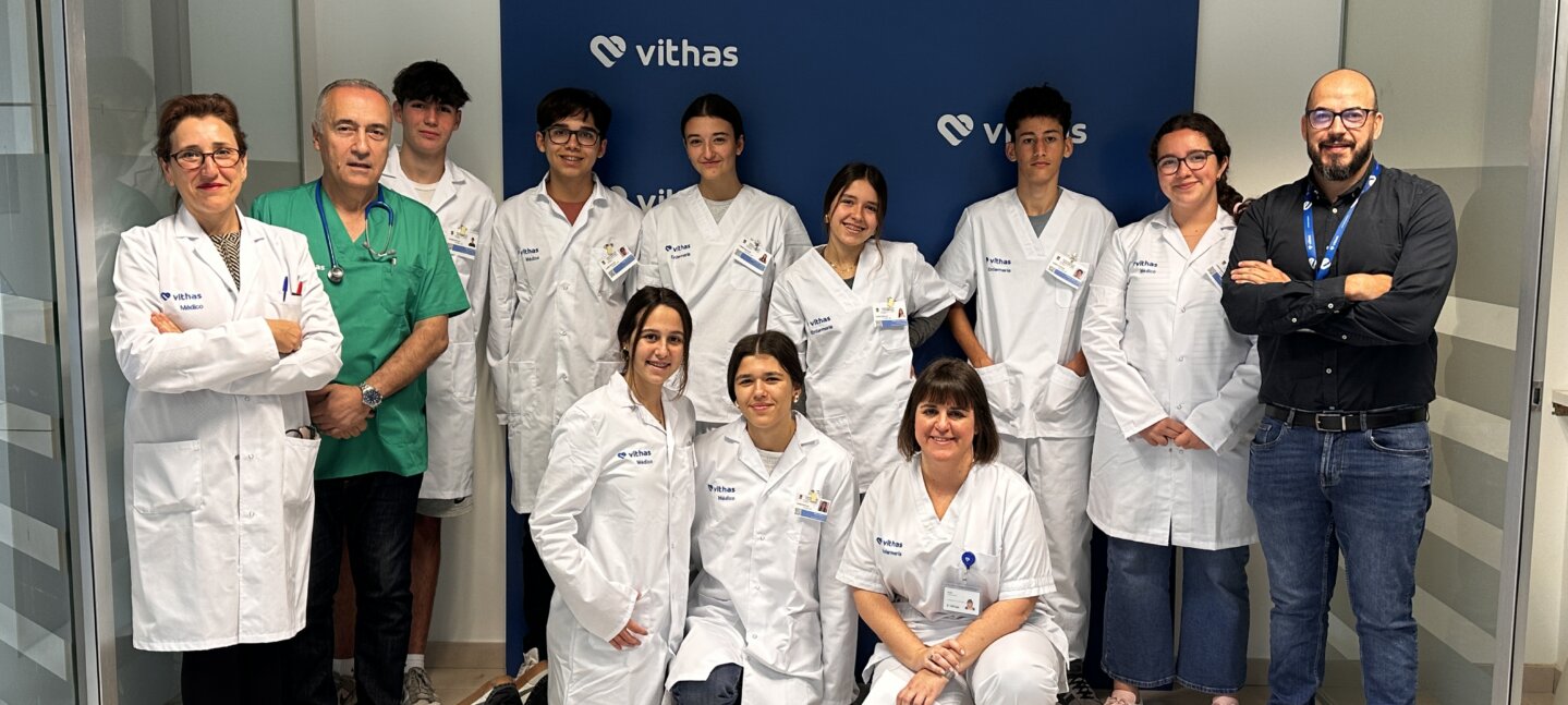 Vithas Las Palmas enseña su día a día a niños en un Aula Salud