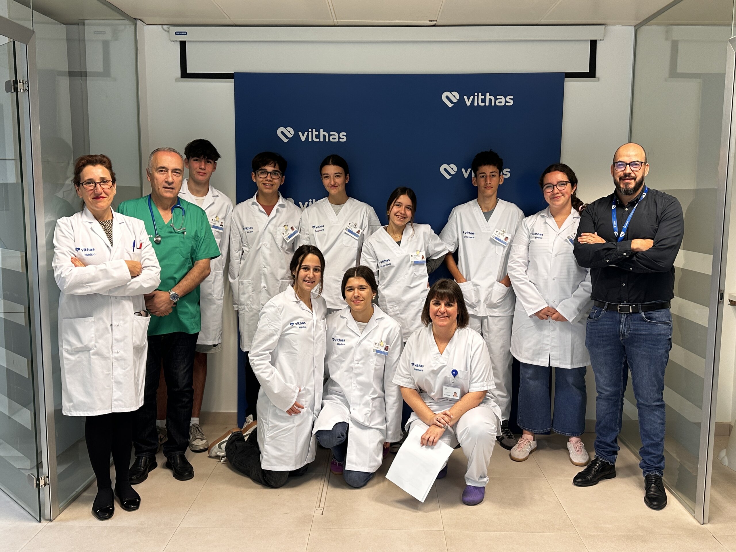 Vithas Las Palmas enseña su día a día a niños en un Aula Salud