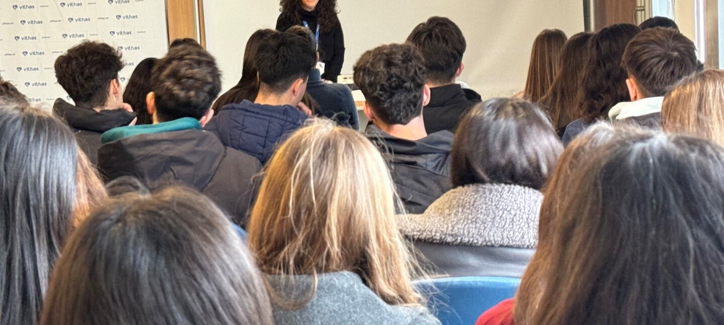 Más de 40 de alumnos de Bachillerato asisten a un Aula Salud Colegios en Vithas Medimar para conocer la labor de su personal asistencial