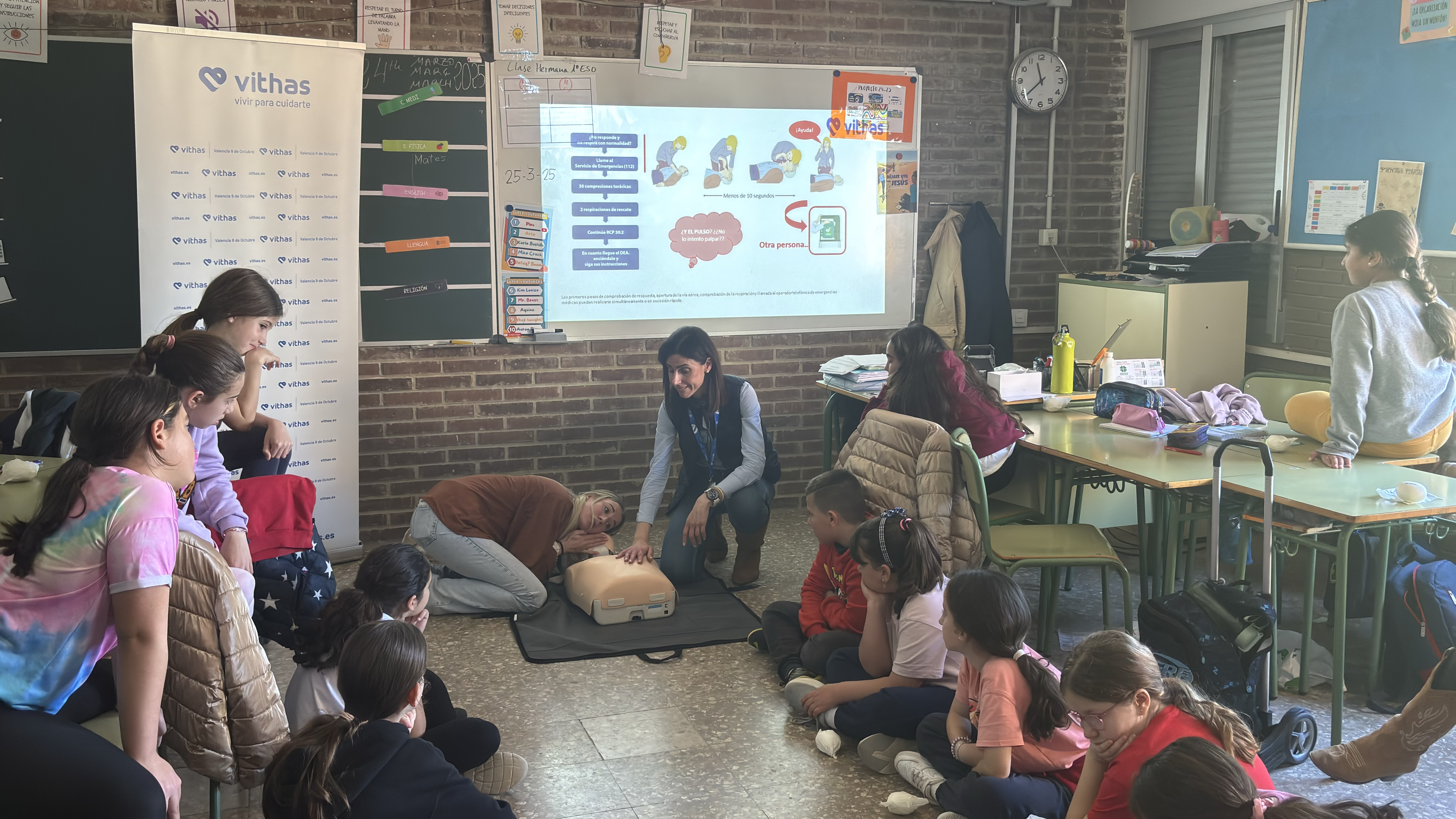 Vithas Valencia 9 de Octubre forma a alumnos del Colegio Santa Magdalena Sofía en maniobras de reanimación cardiopulmonar y primeros auxilios