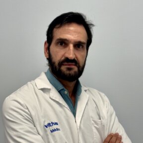 El Dr. Miguel Tello Rodríguez es especialista en Cirugía Ortopédica y Traumatología en el Hospital Vithas Sevilla.