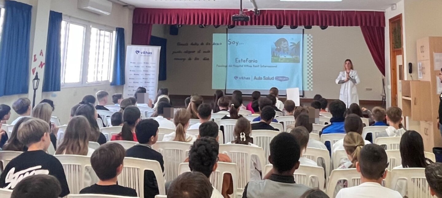El Hospital Vithas Xanit Internacional da las claves a más de cien estudiantes para fortalecer su autoestima