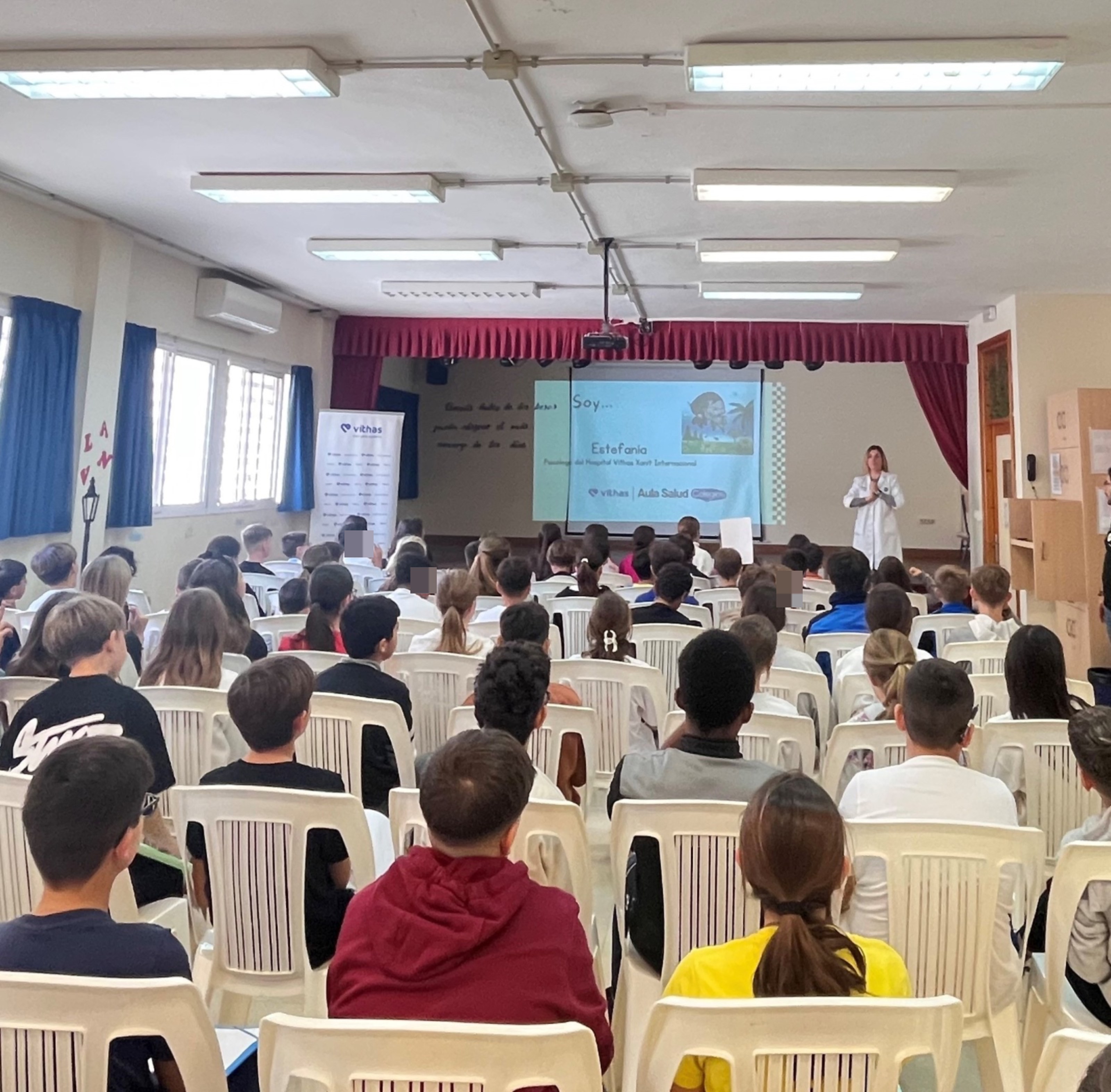 El Hospital Vithas Xanit Internacional da las claves a más de cien estudiantes para fortalecer su autoestima