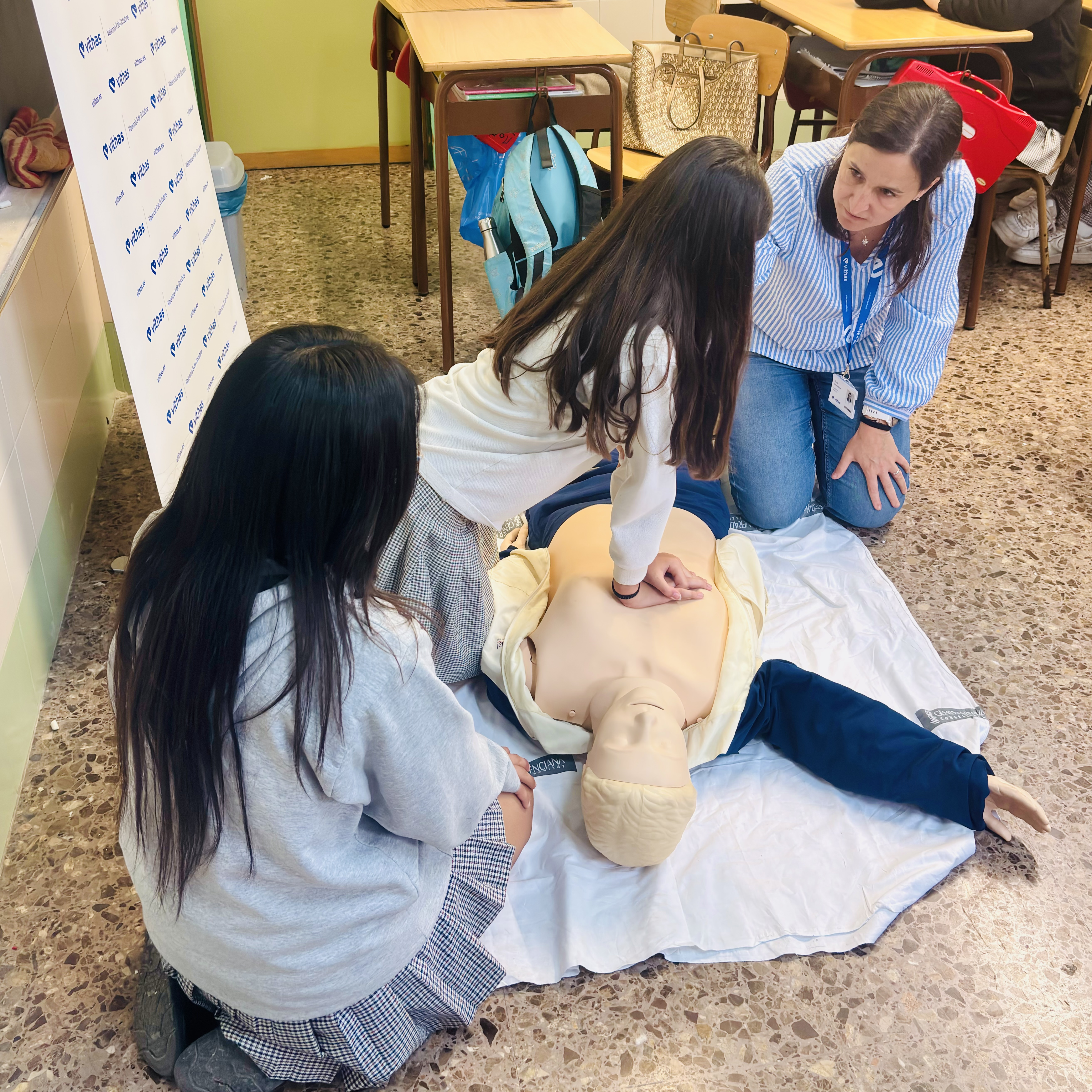 Alumnos del colegio Argos reciben formación RCP por parte del equipo de enfermería de Vithas Valencia 9 de Octubre